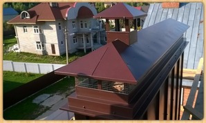 Внушительных размеров флюгарка с газоходом.